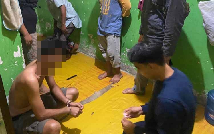 Pekaku pengedar narkoba dikawasan pelabuhan saat diinterogasi oleh pihak kepolisian. (FOTO: IST)