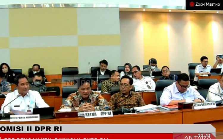 Tangkapan layar suasana rapat dengar pendapat Komisi II DPR RI bersama KPU RI, Bawaslu RI, Dewan Kehormatan Penyelenggara Pemilu (DKPP), dan Kementerian Dalam Negeri (Kemendagri) di Kompleks Parlemen, Jakarta, sebagaimana dipantau melalui kanal YouTube TV Parlemen, Rabu (12/4/2023). ANTARA/Tri Meilani Ameliya.