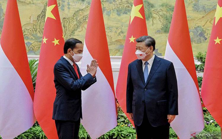 Foto arsip - Presiden Joko Widodo (kiri) memberikan salam kepada Presiden China Xi Jinping saat tiba untuk melaksanakan pertemuan bilateral di Villa 14, Diaoyutai State Guesthouse, Beijing, China, Selasa (26/7/2022). ANTARA FOTO/Biro Pers Setpres/Laily Rachev/sgd/rwa.