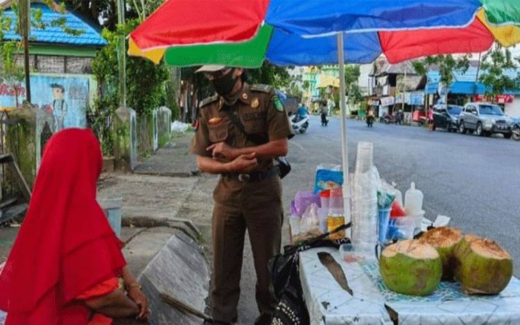 Satpol PP dan Damkar Kapuas Imbau PKL Tidak Berjualan di Trotoar