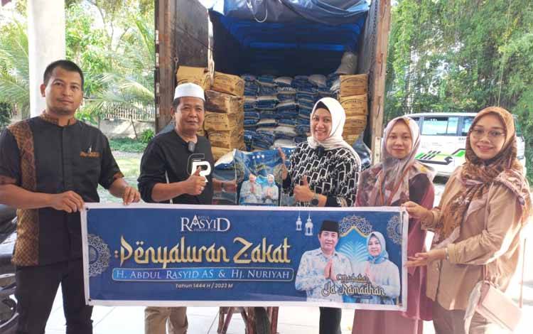 H Abdul Rasyid Salurkan Zakat Beras dan Minyak kepada Masyarakat Kalteng