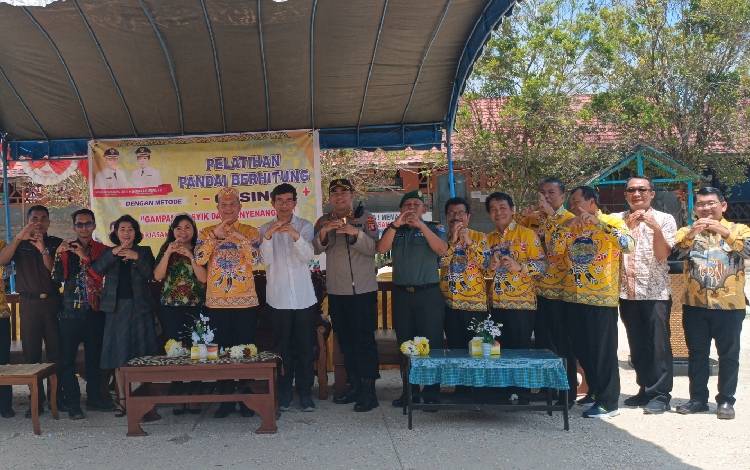 Anggota DPRD Gunung Mas Rayaniatie Djangkan (tiga dari kiri) foto bersama dengan Bupati Gunung Mas Jaya S Monong dan lainnya usai kegiatan, Kamis, 13 April 2023 (FOTO: RISKA YULYANA)