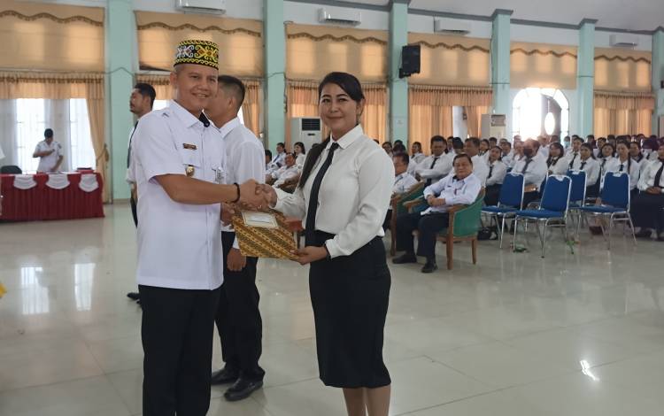Pesan Bupati Gunung Mas kepada PPPK Tenaga Kesehatan yang Baru Terima SK