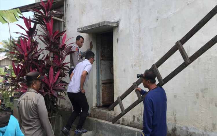 Aparat kepolisian saat hendak memasuki gedung sarang burung walet melakukan penyergapan. (FOTO: BUDDI)