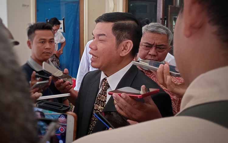 Bupati Barito Timur Ampera AY Mebas saat memberikan keterangan kepada wartawan beberapa waktu lalu. (FOTO: BOLE MALO)