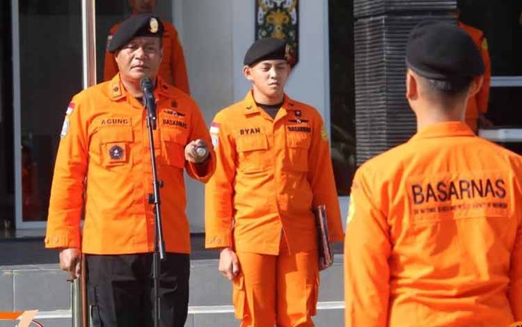 Kepala Kantor Pencarian dan Pertolongan Basarnas Kota Palangka Raya A.A Ketut Alit Supartana saat memimpin apel siaga SAR. (FOTO: KANTOR PENCARIAN DAN PERTOLONGAN BASARNAS PALANGKA RAYA)