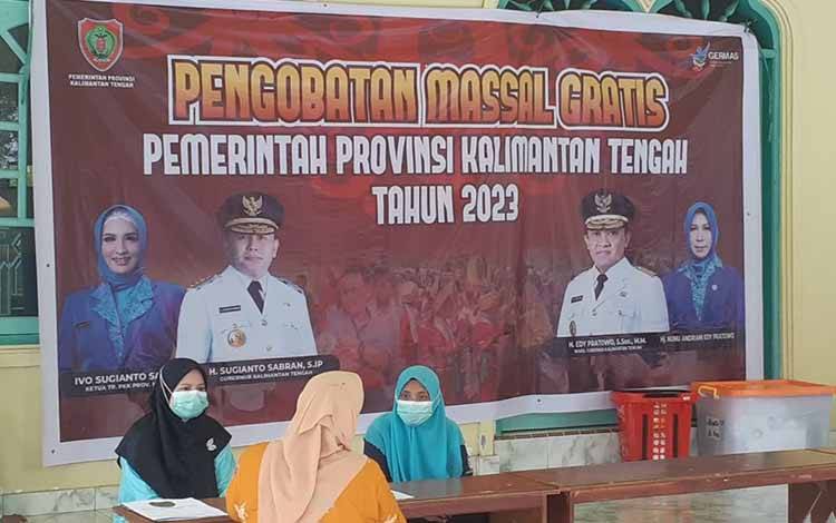 Pengobatan massal gratis dalam kegiatan pasar penyeimbang Pemerintah Provinsi (Pemprov) Kalteng, Kamis, 13 April 2023. (FOTO: IST)
