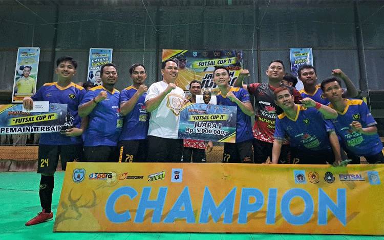 Bupati Lamandau Hendra Lesmana menyerahkan trofi juara pertama kepada Tim Warrior FC. (FOTO : HENDI NURFALAH)