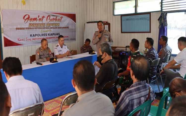 Polres Kapuas Dengar Aspirasi Masyarakat Kelurahan Selat Hilir Lewat Program Jumat Curhat