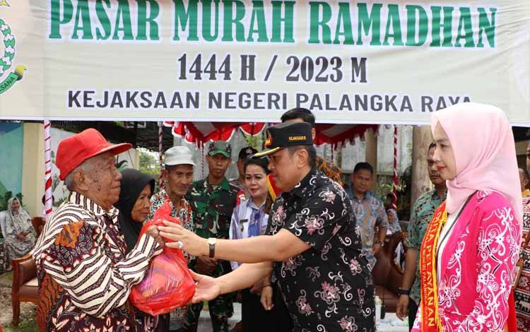 Kajari Palangka Raya Andi Murji Machfud saat menyerahkan sembako kepada masyarakat di lapangan Kantor kelurahan Langkai, Jumat, 14 April 2023 (Foto: Apriando)
