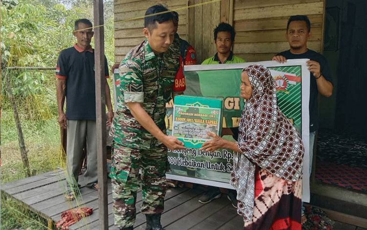 Koramil Kapuas Hilir Beri Bantuan Warga Kurang Mampu Dalam Program Berbagi 1001 Kodim