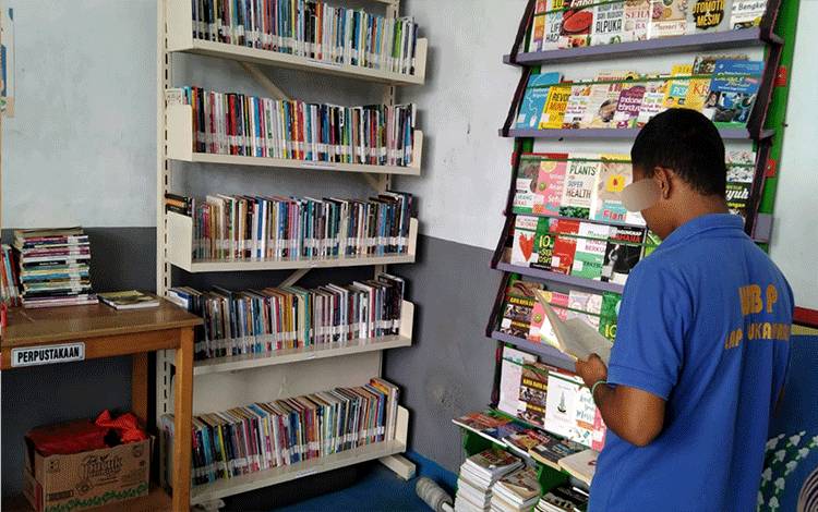 WBP Lapas Kelas III Sukamara membaca buku di perpustakaan mini yang ada di blok hunian. (FOTO:DOK LAPAS SUKAMARA)