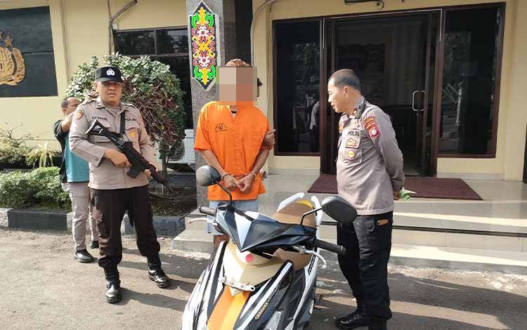 Kapolsek Pahandut Kompol Saiful Anwar saat berbincang dengan terduga pelaku curanmor DH. (FOTO: PATHUR)