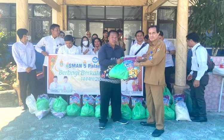 SMAN 5 Palangka Raya Berbagi Berkah Ramadan untuk PTT/GTT