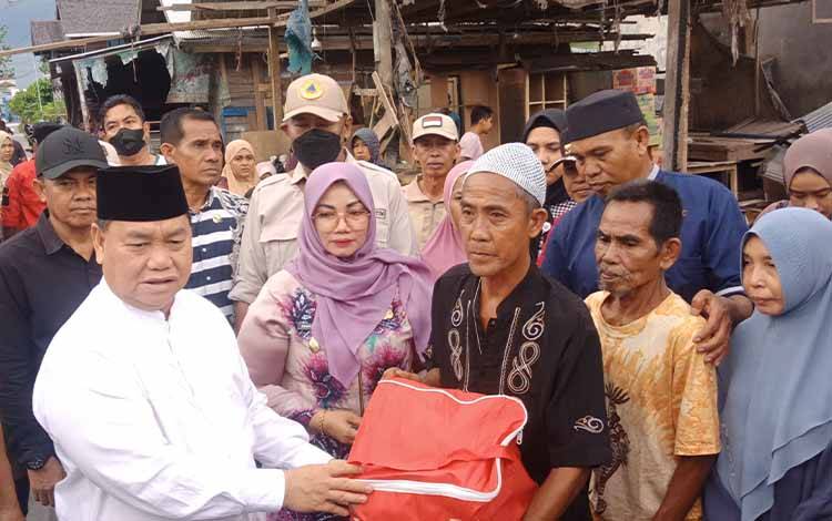 Bupati Kotim Serahkan Bantuan kepada Korban Kebakaran di Gang Madangkara