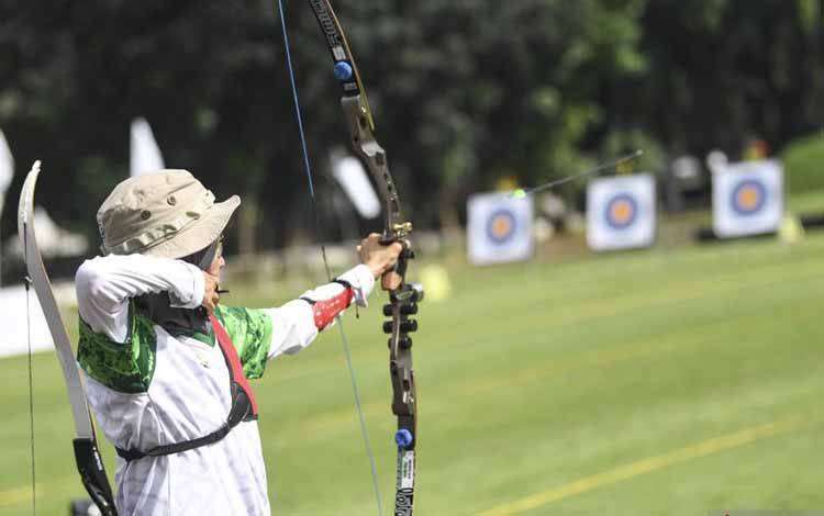 Arsip - Atlet panahan melepaskan anak panah ke sasaran saat eksibisi nomor Barebow dalam Seleksi Nasional (Seleknas) Pengurus Besar Persatuan Panahan Indonesia (PB Perpani) di Lapangan Panahan, Gelora Bung Karno, Senayan, Jakarta, Rabu (8/3/2023). ANTARA FOTO/M Risyal Hidayat/nym.