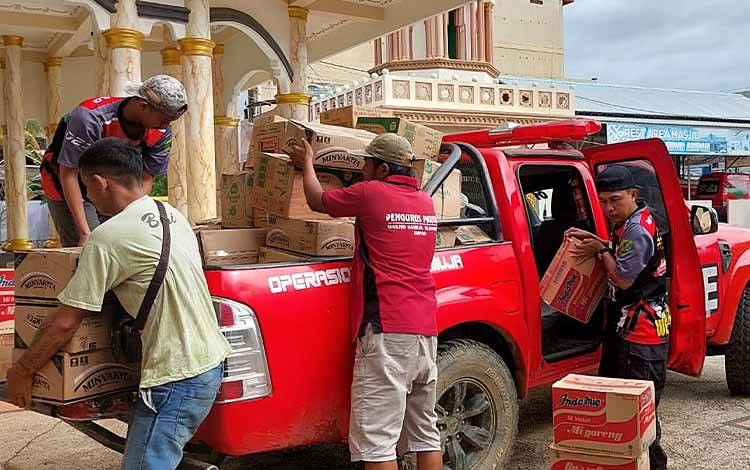 BPK Samuja dan Masjid Sabilal Mujahidin Salurkan Paket Kebutuhan Pokok ke Kaum Duafa