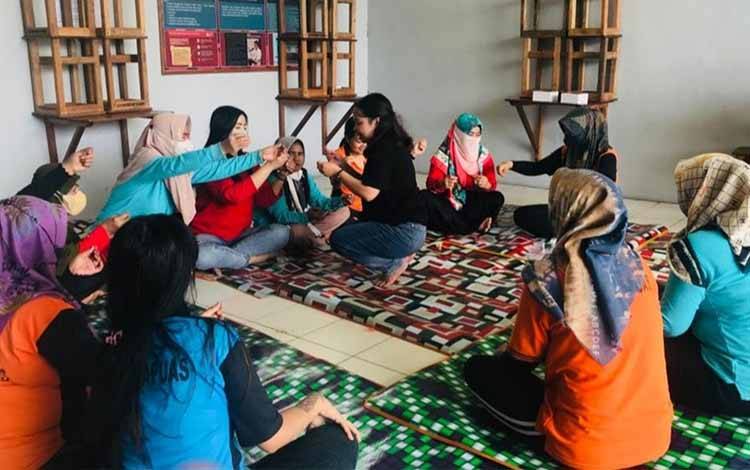 Tim Rumah Pintar Askari Latih WBP Perempuan Rutan Kuala Kapuas Buat Gantungan Kunci