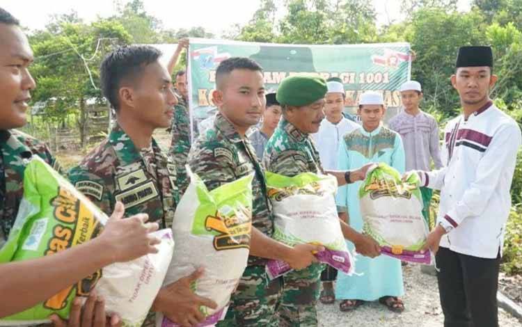 Penyaluran bantuan Kodim 1011 Kuala Kapuas dari program berbagi 1001 untuk warga yang membutuhkan. (FOTO: IST)