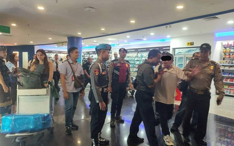 Polisi Amankan Bule Australia Sebabkan Keributan di Bandara