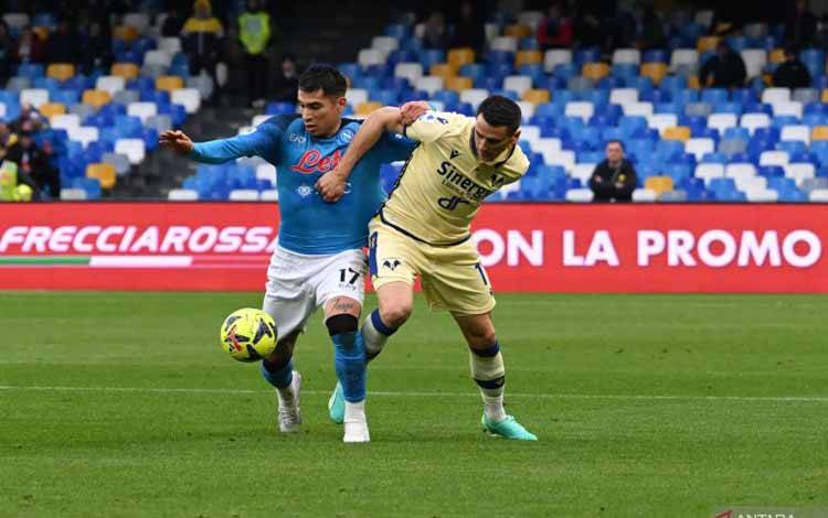 Bek Napoli Mathias Olivera (kiri) dan penyerang Hellas Verona Kevin Lasagna (kanan) sedang berduel memperebutkan bola dalam pertandingan liga Italia di Diego Armando Maradona stadium pada 16 April 2023. ANTARA/AFP/ANDREAS SOLARO