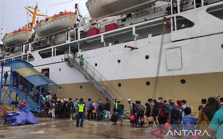 Aktivitas arus mudik di pelabuhan Kumai. (ANTARA/M Husein Asy'ari.)
