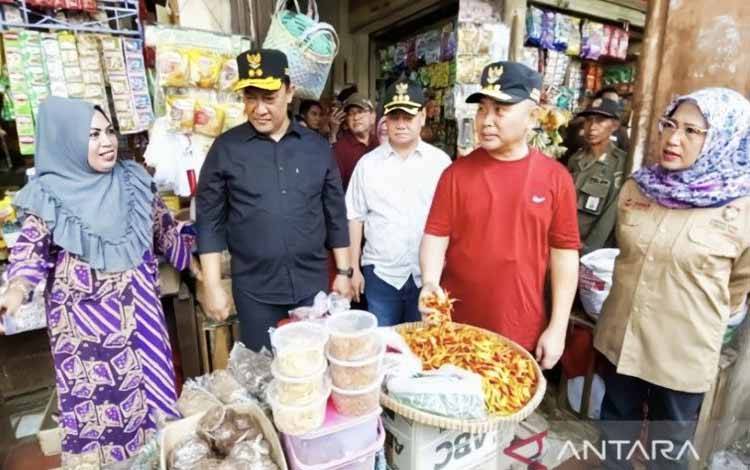 Gubernur Kalimantan Tengah, Sugianto Sabran bersama Wakil Gubernur Edy Pratowo dan Bupati Halikinnor berbincang dengan pedagang di Pusat Perbelanjaan Mentaya Sampit terkait perkembangan harga bahan pangan menjelang Lebaran Idul Fitri 1444 Hijriah, Sabtu (15/4/2023). ANTARA/Norjani