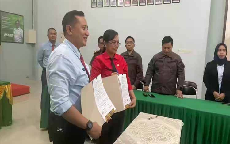 Penandatanganan MoU antara Dinkes Kapuas dan Kejari Kapuas. (FOTO: IST)