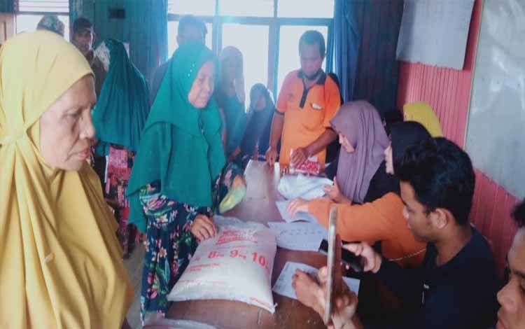 Ratusan Warga Kelurahan Pulau Kupang Terima Bantuan Pangan