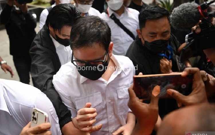 Mahendra Dito (kiri) meninggalkan Gedung Merah Putih KPK seusai diperiksa di Jakarta, Senin (6/2/2023). Penyidik KPK memeriksa Mahendra Dito sebagai saksi terkait kasus dugaan tindak pidana korupsi dan tindak pidana pencucian uang dengan tersangka mantan Sekretaris Mahkamah Agung (MA) Nurhadi. (ANTARA FOTO/Sigid Kurniawan/foc.)