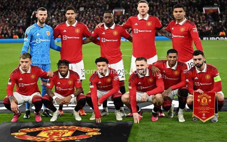 Ilustrasi - Para pemain Manchester United melakukan foto tim menjelang pertandingan leg kedua playoff Liga Europa melawan Barcelona di Old Trafford pada 23 Februari 2023. ANTARA/AFP/OLI SCARFF