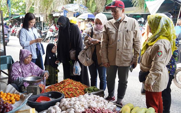 Staf Ahli Gubernur Kalteng Bidang Ekonomi, Keuangan, dan Pembangunan Yuas Elko melaksanakan sidak pasar lanjutan di Pasar Keramat Sampit Kabupaten Kotawaringin Timur. (FOTO: IST)