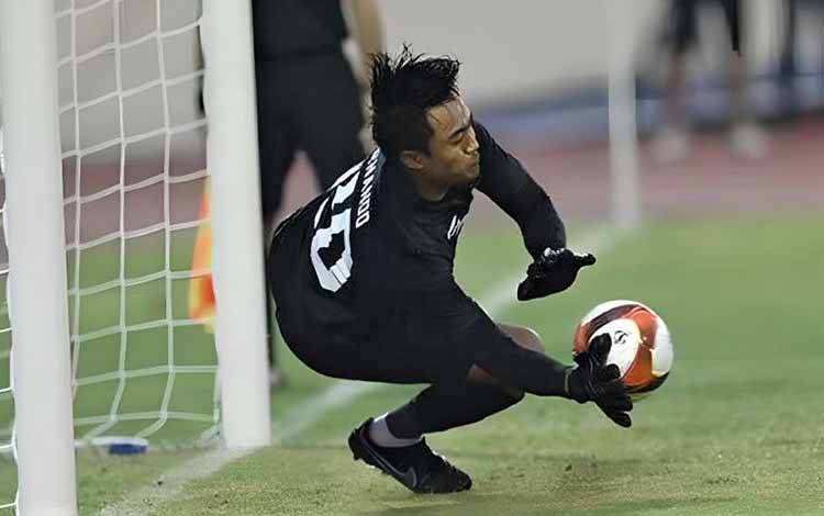 Foto Arsip - Kiper Timnas Indonesia Ernando Ari Sutaryadi menangkap bola tendangan penalti dari pesepak bola Timnas Malaysia dalam laga perebutan medali perunggu sepak bola SEA Games 2021 Vietnam di Stadion Nasional My Dinh, Hanoi, Vietnam, Minggu (22/5/2022). (ANTARA FOTO/Aditya Pradana Putra/Pool/wsj.)