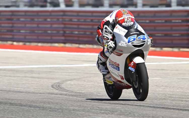 Pebalap tim Honda Team Asia Mario Suryo Aji menjalani balapan Moto3 Grand Prix Amerika di Circuit of the Americas, Austin, Texas. (16/4/2023)