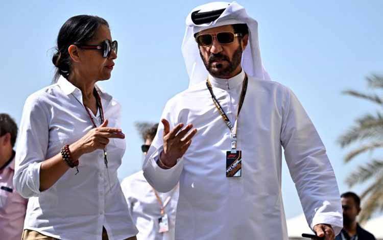 Presiden FIA Mohammed Ben Sulayem tiba di Sirkuit Yas Marina, jelang sesi latihan ketiga Grand Prix Abu Dhabi. (19/11/2022) (AFP/BEN STANSALL)