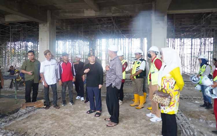 Gubernur Kalteng H. Sugianto Sabran saat meninjau progres pembangunan RSUD Prov. Kalteng di Desa Pembuang Hulu I. (FOTO: IST)