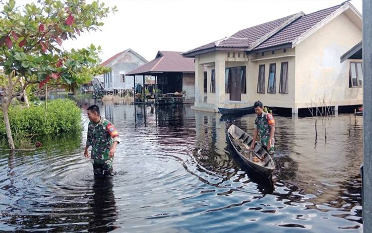 Danramil Kapuas Murung Tinjau Banjir di Desa Tambak Bajai