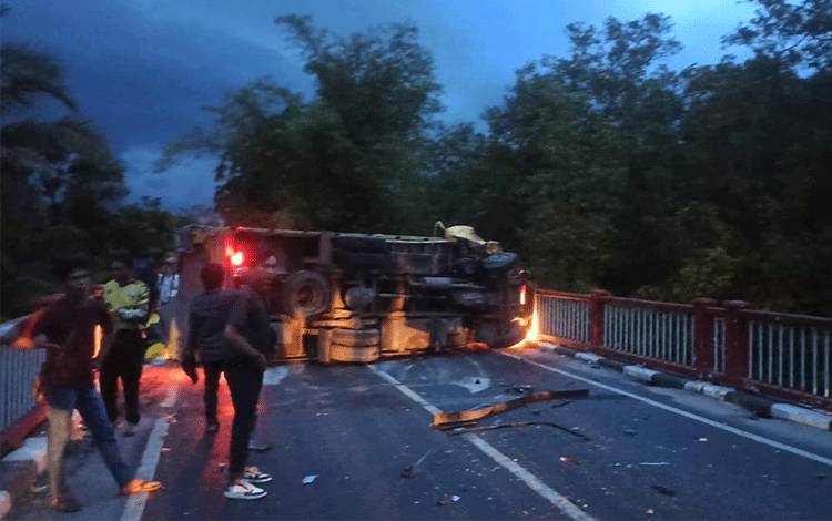 Truk Terbalik Usai Tabrakan dengan Pikap di Bukit Batu, 4 Orang Luka - Luka