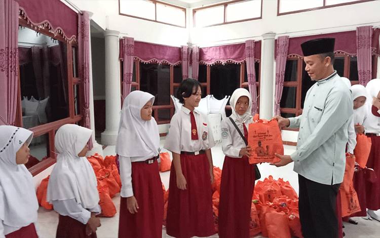 Pemkab Sukamara Bagi Bingkisan Kepada Anak Kurang Mampu?
