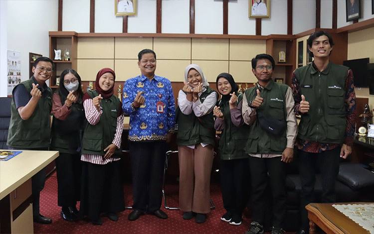 Sekda Seruyan Djainuddin Noor foto bersama pengajar muda saat silaturahmi, Senin, 17 April 2023.
