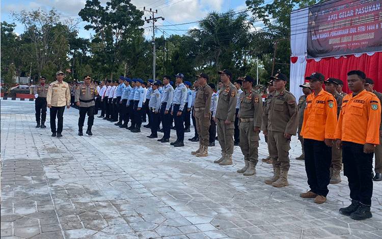 Bupati Sukamara, Windu Subagio didampingi Kapolres Sukamara, AKBP Dewa Made Palguna melakukan pemeriksaan kesiapan personil pada Operasi Ketupat Telabang 2023, Senin, 17 April 2023. (FOTO:NORHASANAH)
