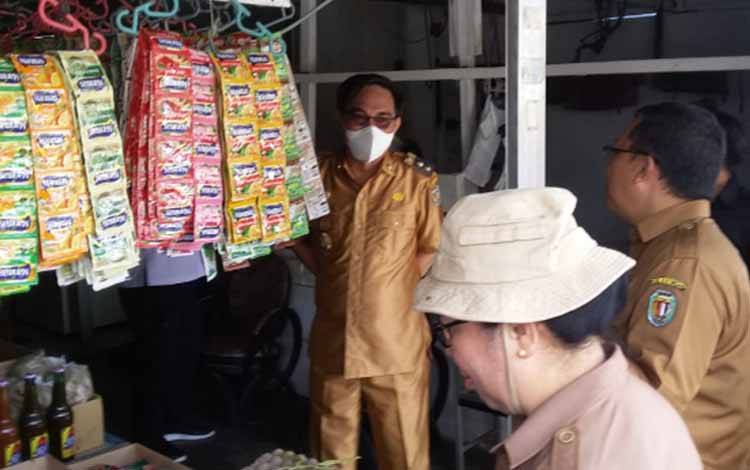 Wakil Bupati Katingan Sunardi Litang saat melakukan sidak di komplek Pasar Kasongan, Senin, 17 April 2023.