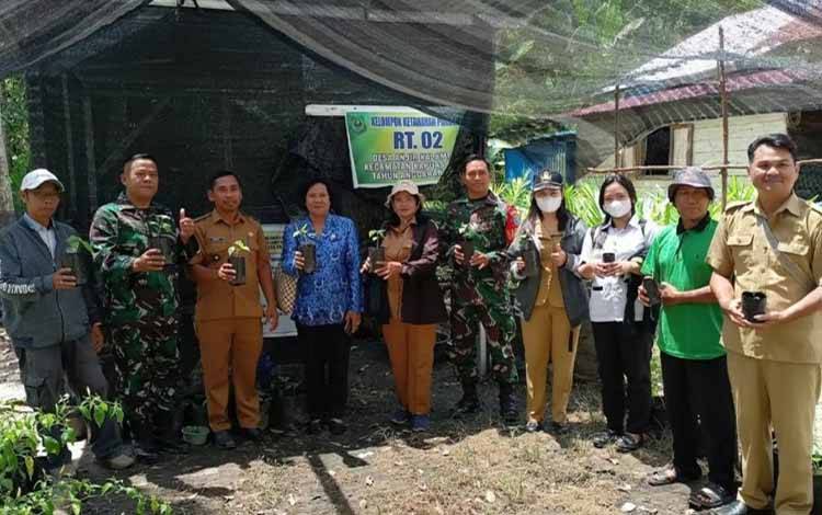 Danramil Kapuas Barat Lakukan Pendampingan Monev Penggunaan DD di Anjir Kalampan