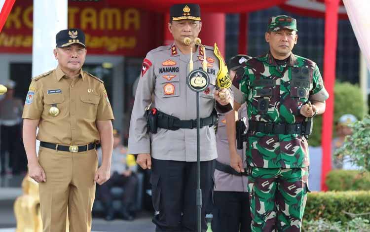 Kapolda Kalimantan Tengah Irjen Pol Nanang Avianto bersama Gubernur Provinsi Kalimantan Tengah H Sugianto Sabran dan Danrem 102 Panju Panjung Brigjen TNI Bayu Permana saat memimpin apel gelar pasukan Operasi Ketupat Telabang. (FOTO: HUMAS POLDA)