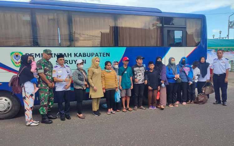Wakil Bupati Seruyan, Iswanti didampingi Kadis Perhubungan Seruyan IswantiIdham BW Kusuma melepas keberangkatan warga yang memanfaatkan program mudik gratis (Foto : FAHRUL)