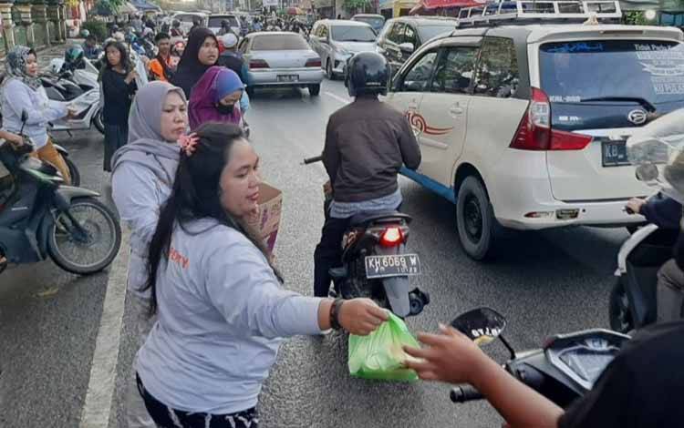 Pelaku UMKM Lapangan Tugu Bagikan Ratusan Bingkisan Takjil