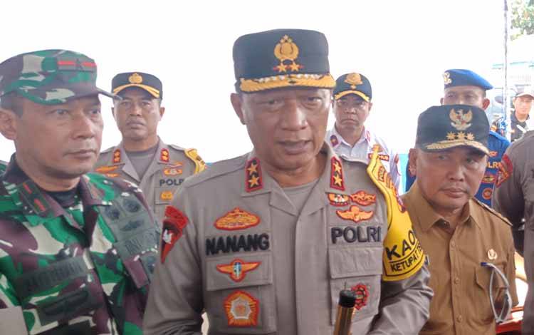 Kapolda Klimantan Tengan Irjen Pol Nanang Avianto bersama Gubernur Sugianto Sabran di Pelabuhan Sampit, Selasa, 18 April 2023. (FOTO: DEWIP)?