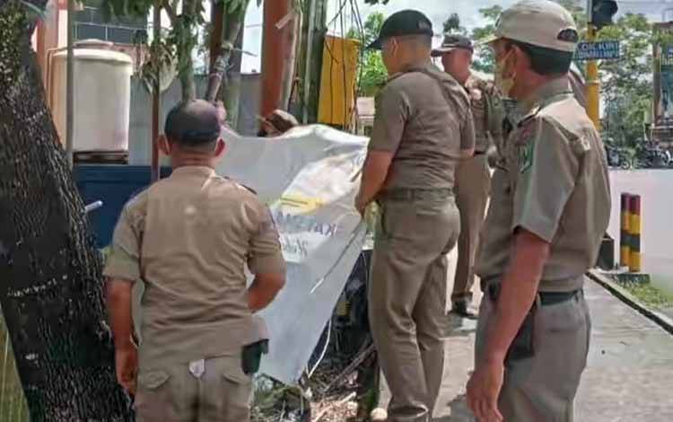 Personel Satpol PP dan Damkar Kapuas Tertibkan Spanduk Tak Berizin