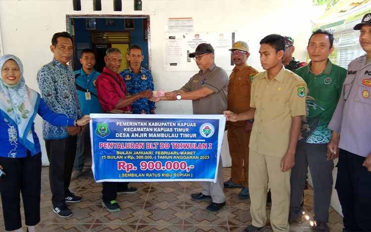 Pemdes Anjir Mambulau Timur Salurkan BLT DD untuk 30 KPM