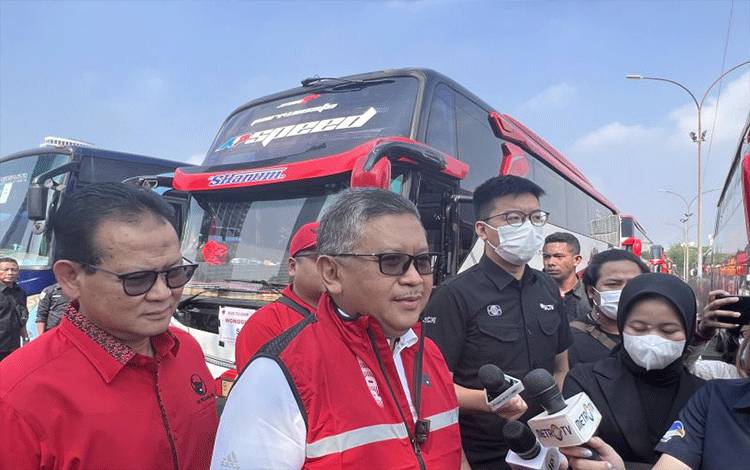 Sekretaris Jenderal PDI Perjuangan Hasto menyampaikan keterangan kepada wartawan di JIExpo Kemayoran, Jakarta Pusat, Rabu (19/4/2023). ANTARA/Putu Indah Savitri